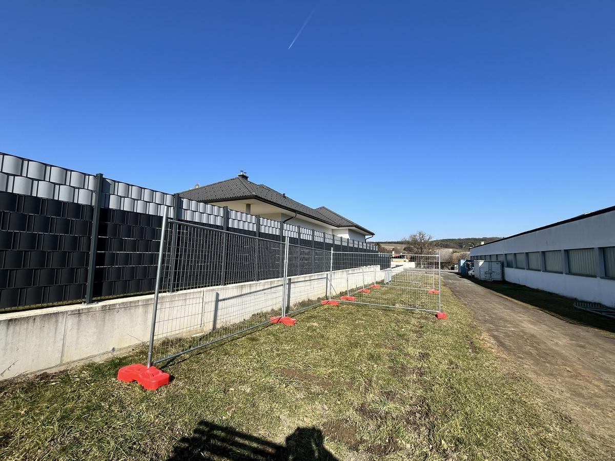 20 Stk. Bauzaunelemente ca. 350x200cm, verzinkt,fabriksneu, 20 Sockelsteine?d=2026-04-07 23:45:29