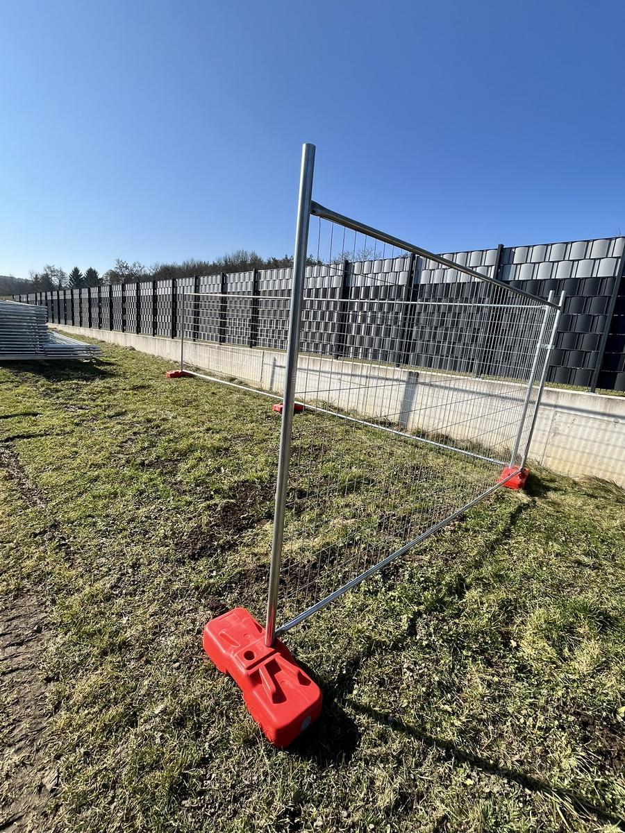 30 Stk. Bauzaunelemente ca. 350x200cm, verzinkt,fabriksneu, 30 Sockelsteine?d=2026-04-07 23:51:56