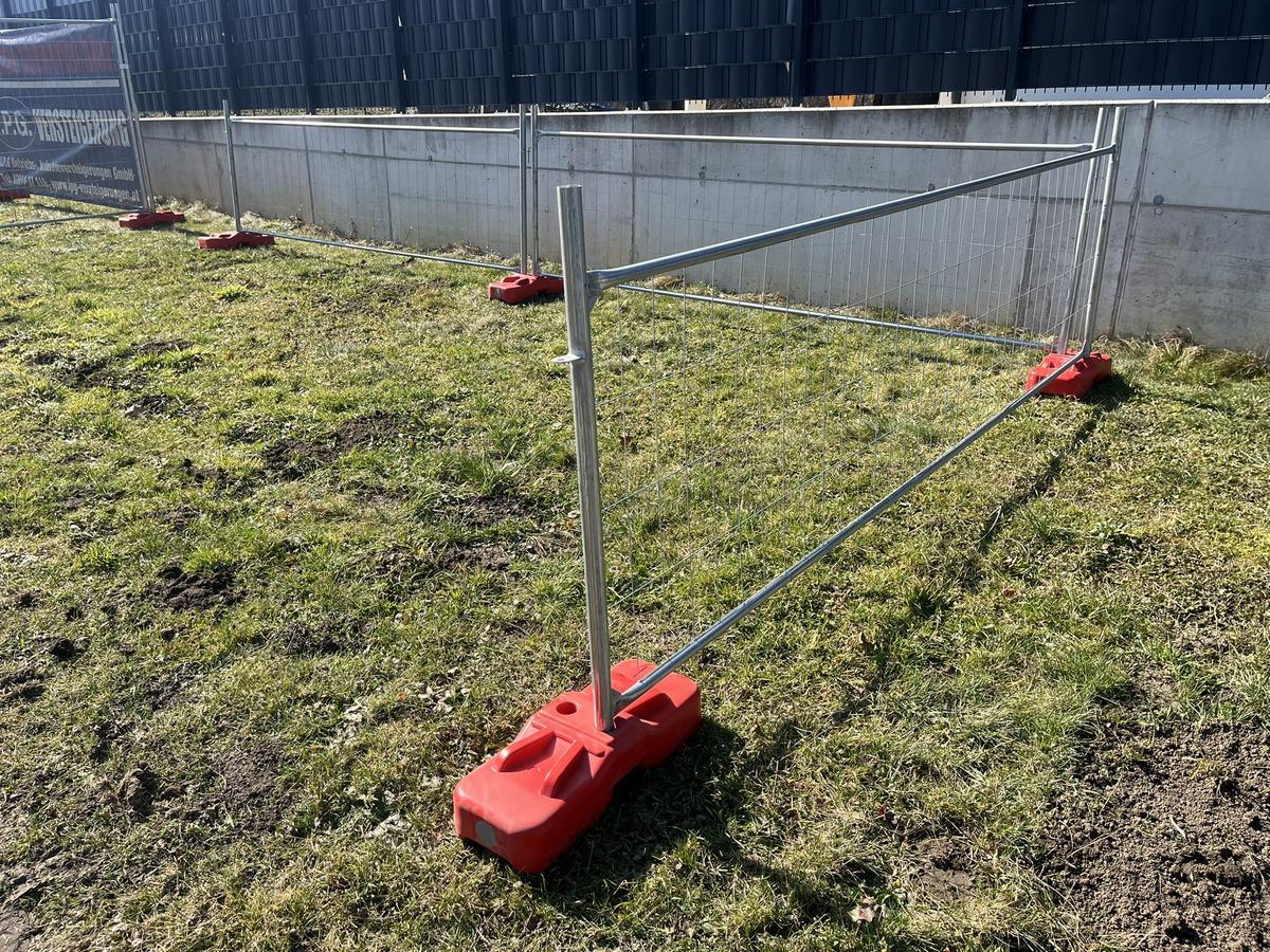 20 Stk. Bauzaunelemente ca. 340x120cm, verzinkt,fabriksneu, 20 Sockelsteine