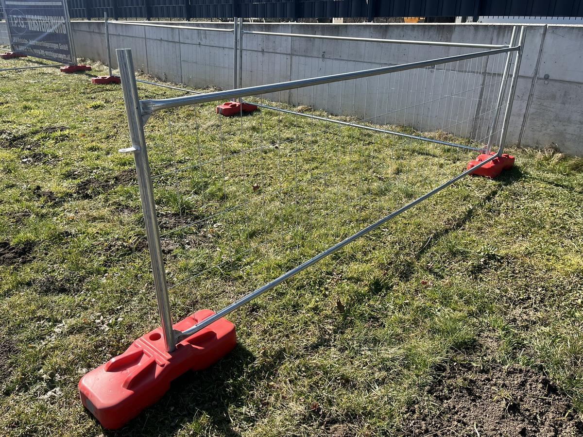 20 Stk. Bauzaunelemente ca. 340x120cm, verzinkt,fabriksneu, 20 Sockelsteine?d=2026-04-07 23:45:29