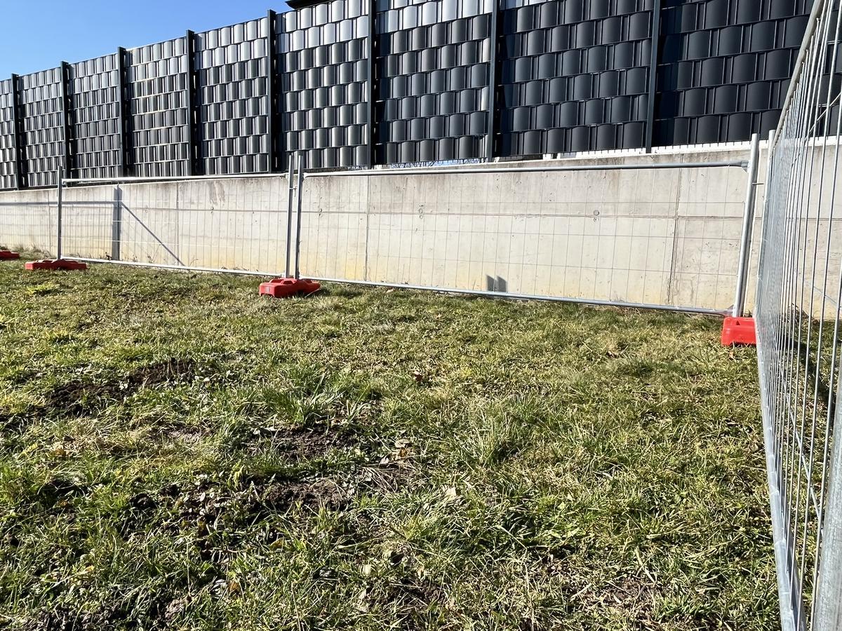 30 Stk. Bauzaunelemente ca. 340x120cm, verzinkt,fabriksneu, 30 Sockelsteine?d=2026-04-07 23:47:32