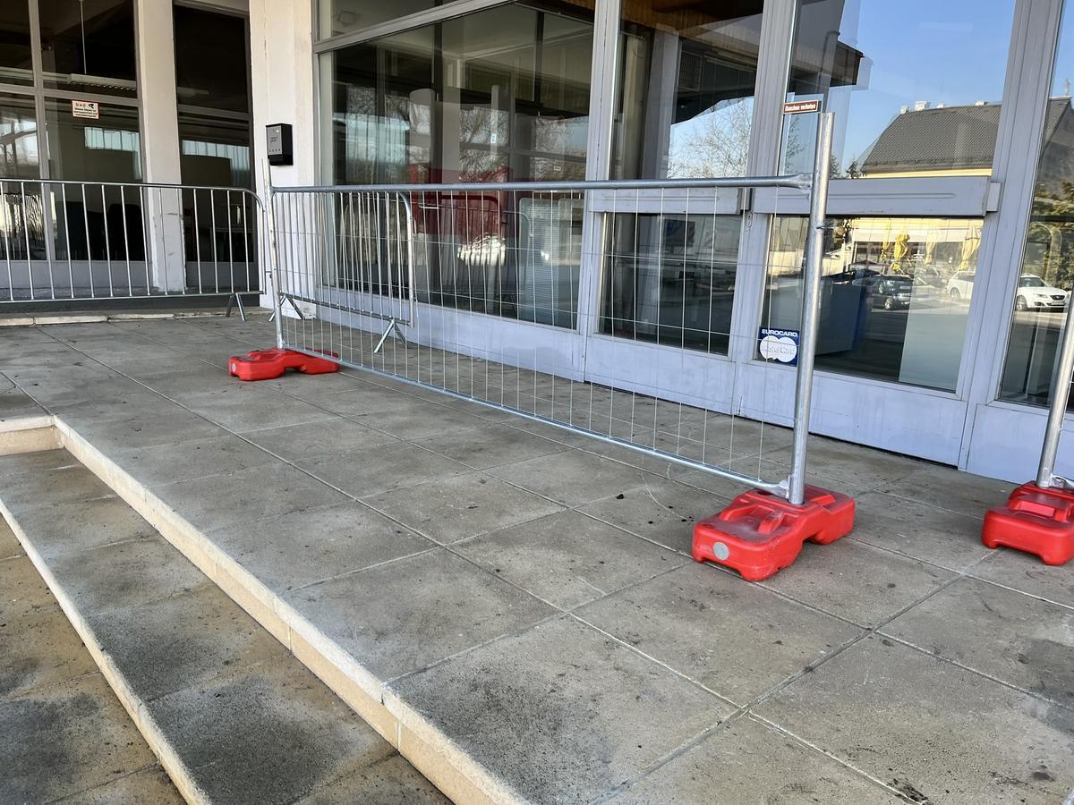 30 Stk. Bauzaunelemente ca. 340x120cm, verzinkt,fabriksneu, 30 Sockelsteine?d=2026-04-07 23:45:29