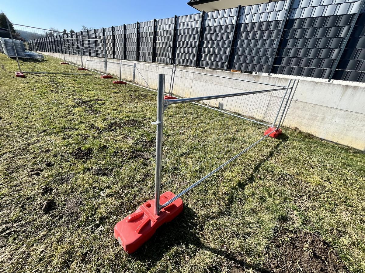 30 Stk. Bauzaunelemente ca. 340x120cm, verzinkt,fabriksneu, 30 Sockelsteine