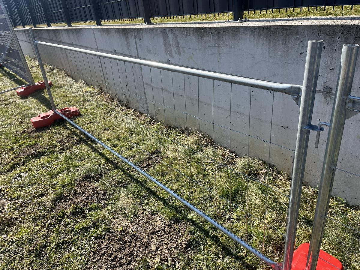 30 Stk. Bauzaunelemente ca. 340x120cm, verzinkt,fabriksneu, 30 Sockelsteine?d=2026-04-07 23:51:57