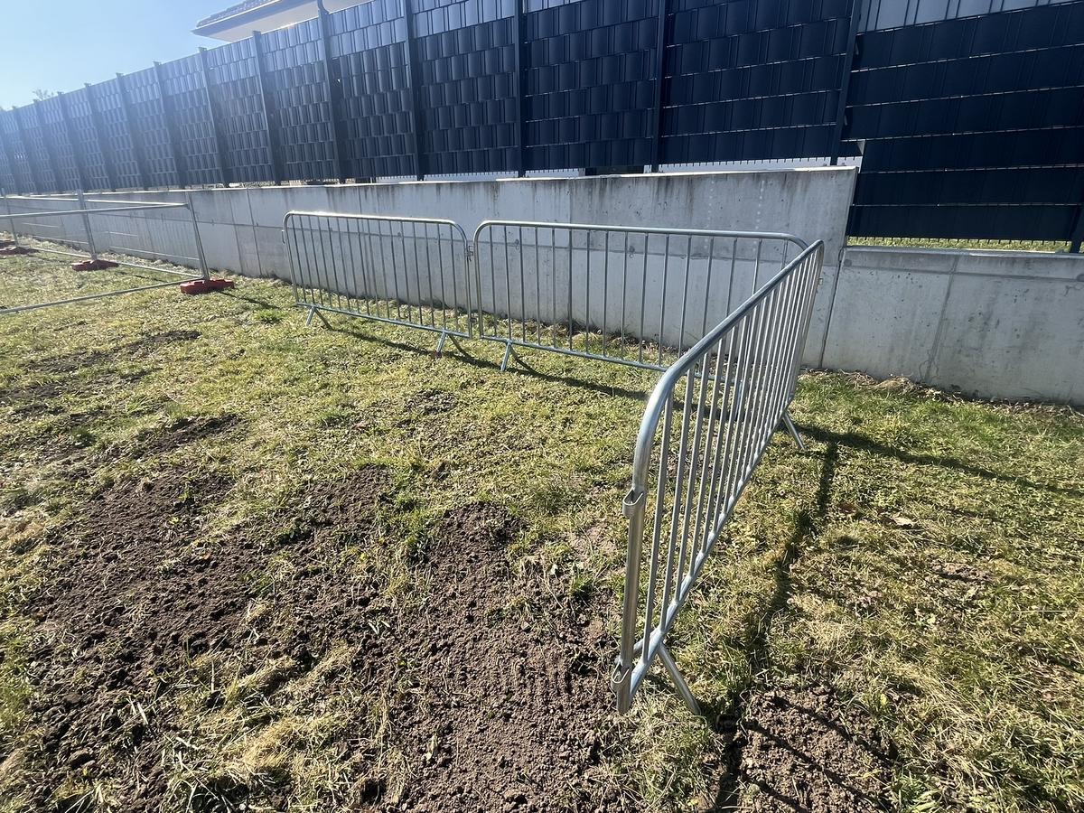 10 Stk. Absperrgitter verzinkt ca. 230x110cm, fabriksneu?d=2026-04-07 23:51:56