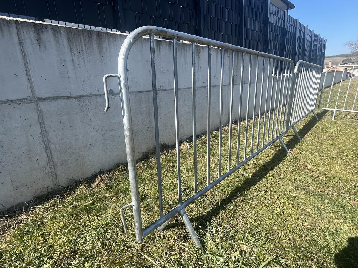 10 Stk. Absperrgitter verzinkt ca. 230x110cm, fabriksneu?d=2026-04-07 23:46:03