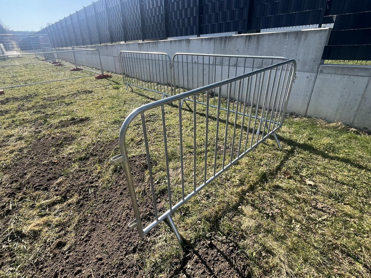 10 Stk. Absperrgitter verzinkt ca. 230x110cm, fabriksneu?d=2026-04-07 23:46:02