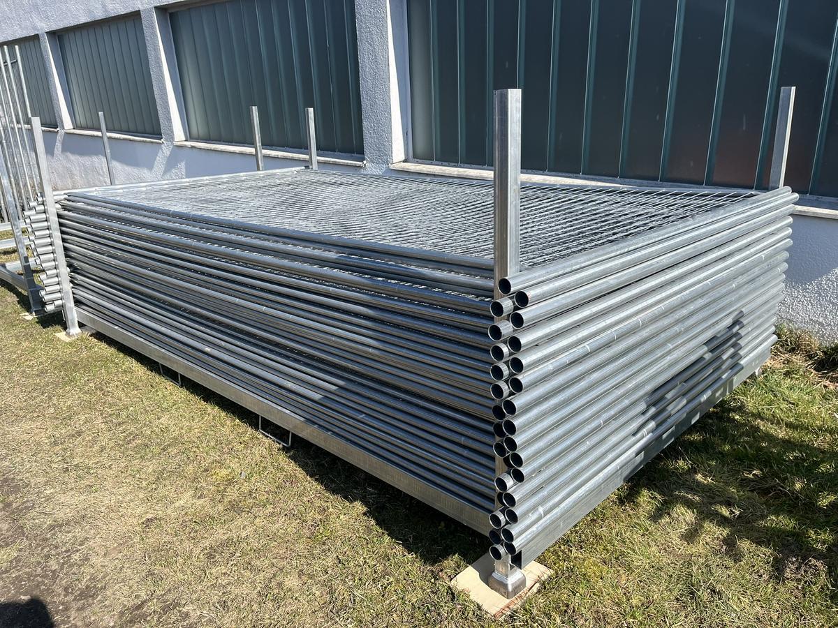 45 Stk. Bauzaunelemente ca. 350x200cm, mit Stapelpalette, 45 Sockelsteine?d=2026-04-07 23:44:59
