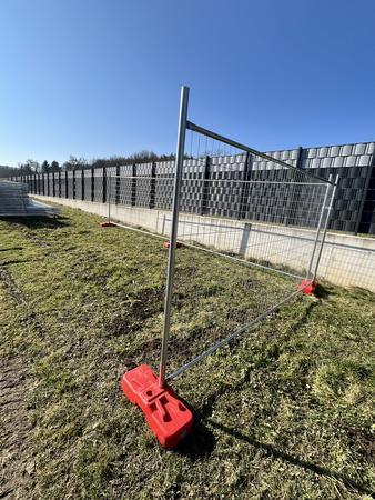 20 Stk. Bauzaunelemente ca. 350x200cm, verzinkt,fabriksneu, 20 Sockelsteine 20 Stk. Bauzaunelemente ca. 350x200cm, verzinkt,fabriksneu, 20 Sockelsteine