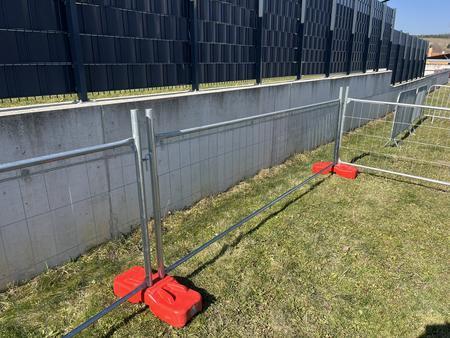 20 Stk. Bauzaunelemente ca. 340x120cm, verzinkt,fabriksneu, 20 Sockelsteine 20 Stk. Bauzaunelemente ca. 340x120cm, verzinkt,fabriksneu, 20 Sockelsteine