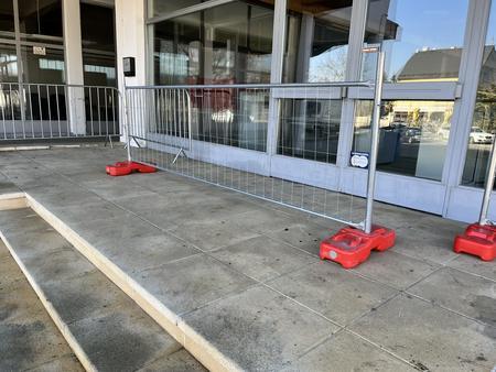 30 Stk. Bauzaunelemente ca. 340x120cm, verzinkt,fabriksneu, 30 Sockelsteine 30 Stk. Bauzaunelemente ca. 340x120cm, verzinkt,fabriksneu, 30 Sockelsteine