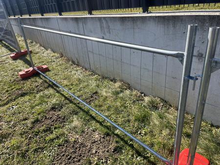 30 Stk. Bauzaunelemente ca. 340x120cm, verzinkt,fabriksneu, 30 Sockelsteine 30 Stk. Bauzaunelemente ca. 340x120cm, verzinkt,fabriksneu, 30 Sockelsteine