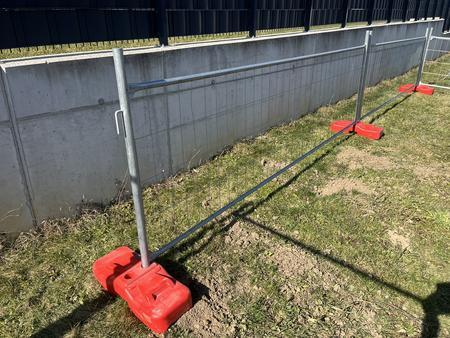 30 Stk. Bauzaunelemente ca. 340x120cm, verzinkt,fabriksneu, 30 Sockelsteine 30 Stk. Bauzaunelemente ca. 340x120cm, verzinkt,fabriksneu, 30 Sockelsteine