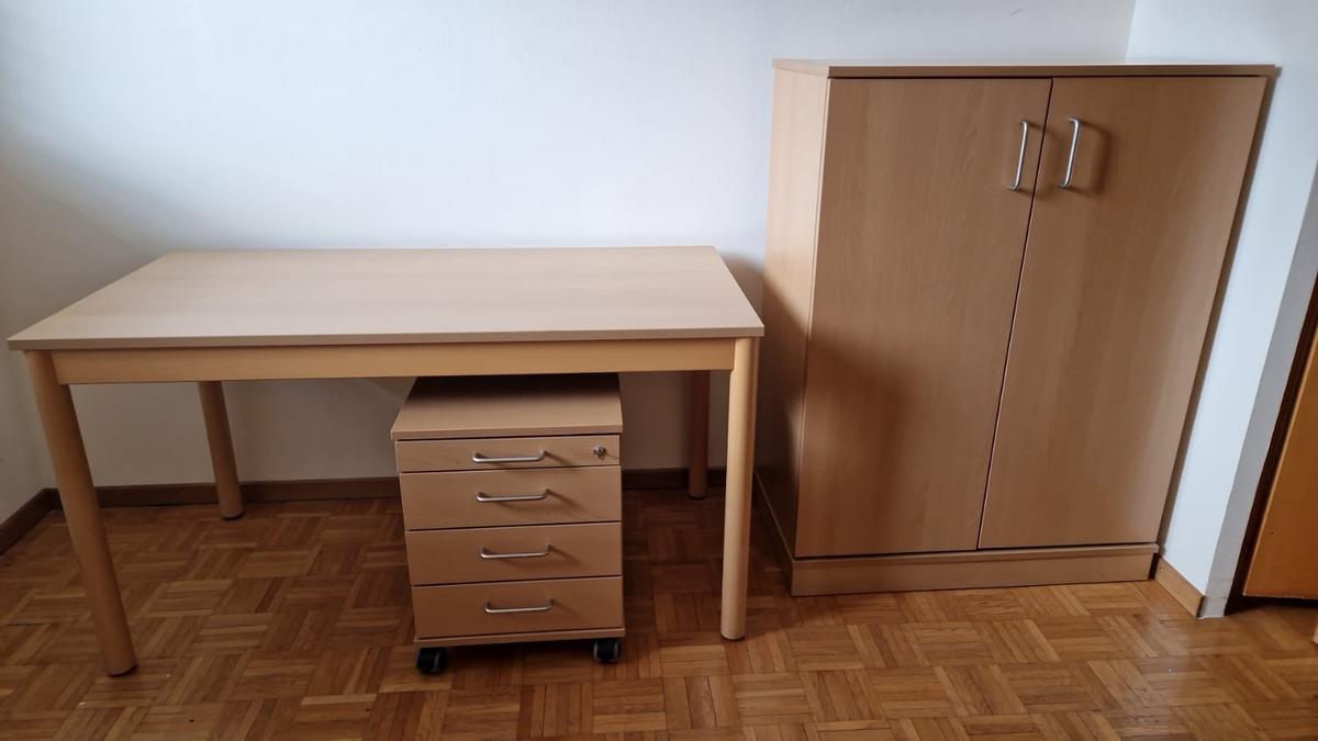 B&uuml;rom&ouml;bel Einrichtung bestehend aus: Kommode 90 cm lang x 50 cm tief x 120 cm hoch, Tisch 135 cm lang x 70 cm breit x 74 cm hoch, Rollcontainer 44 cm breit x 56 cm tief x 56 cm hoch?d=2026-03-26 16:47:38