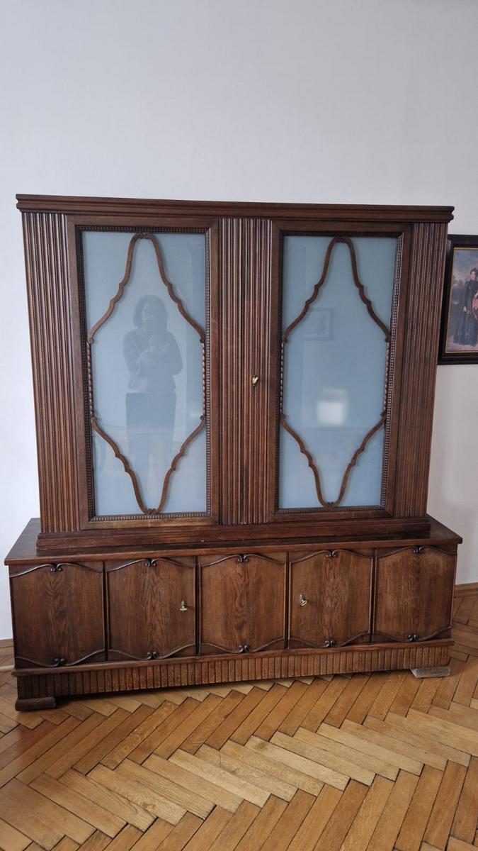 Altdeutscher Kasten, bestehend aus Ober- und Unterteil, Unterkasten 172 cm lang, 44 cm tief, 61 cm hoch und Oberkasten 153 cm lang, 35 cm tief, 122 cm hoch, Gesamth&ouml;he 183 cm?d=2026-03-26 16:47:41