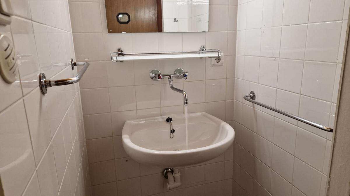 2 Stk. Handtuchstangen ca. 61cm lang und 1 Stk. Etagere ca. 61cm lang und 14.5cm tief?d=2026-03-26 16:49:29