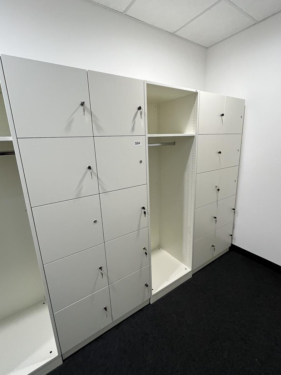 20 teiliger versperrbarer Handtaschenschrank ca. 220/60/190 cm