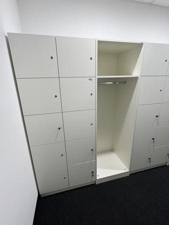 10 teiliger versperrbarer Handtaschenschrank ca. 140/60/190 cm