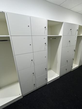 10 teiliger versperrbarer Handtaschenschrank ca. 140/60/190 cm