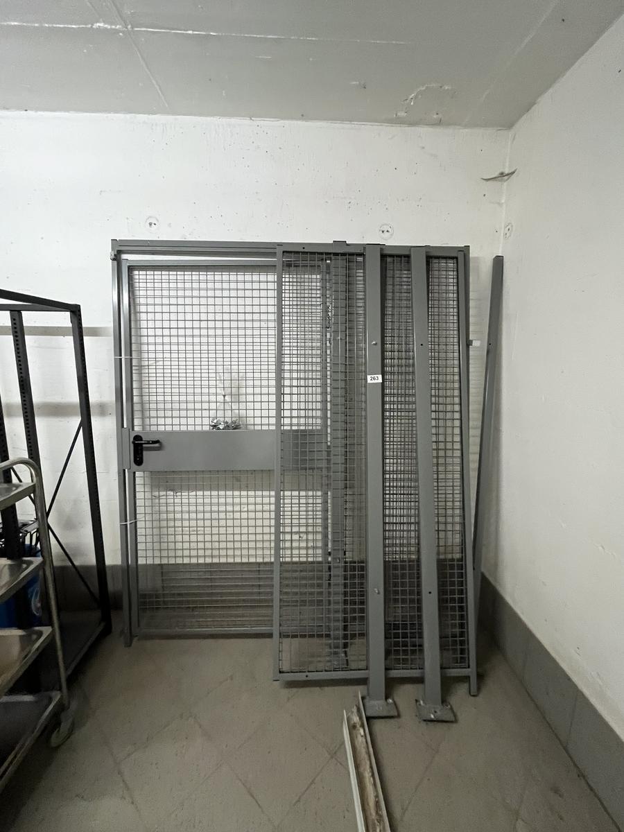 Torteil mit Schutzgitter, f&uuml;r Raumteilung, versperrbar?d=2026-03-30 22:19:17