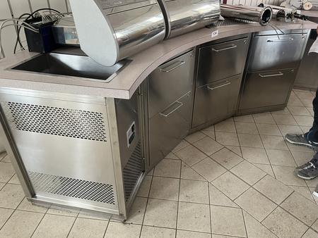 Barmodul, geschwungen, ca. 300x78x90cm, mit 6 Laden Barmodul, geschwungen, ca. 300x78x90cm, mit 6 Laden