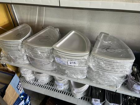 80 Stk. Teller, dreieckig, ca. 37cm 80 Stk. Teller, dreieckig, ca. 37cm