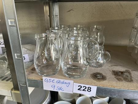 9 Stk. Karaffen, 0.5L und einige kleinere Größen 9 Stk. Karaffen, 0.5L und einige kleinere Größen