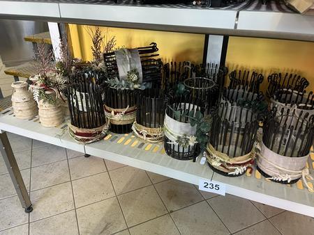 ca. 3 Laufmeter Inhalt der Regalanlage an Tisch- und Dekomaterial ca. 3 Laufmeter Inhalt der Regalanlage an Tisch- und Dekomaterial