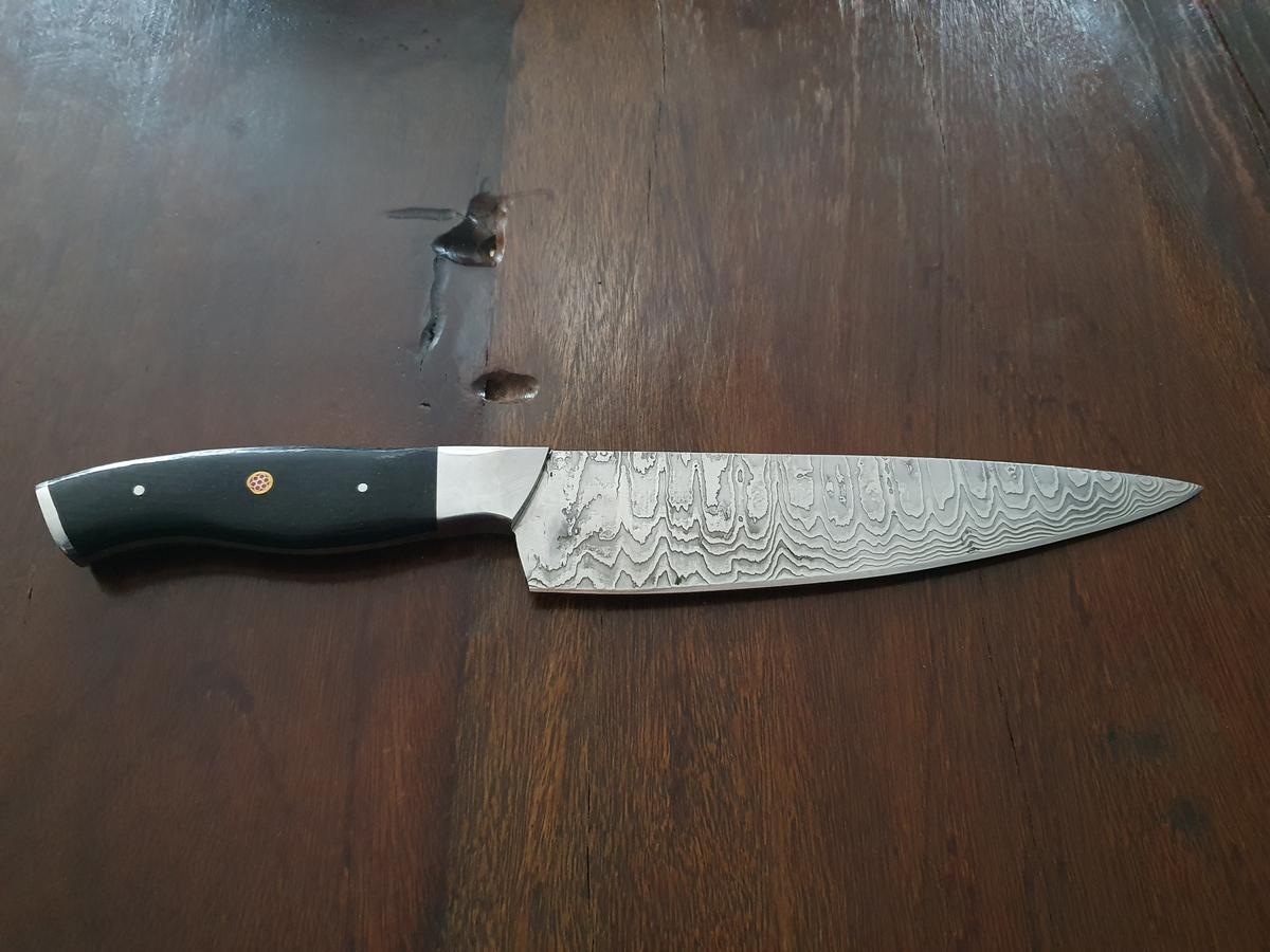 Damast-Kochmesser, Micarta-Griff schwarz, Klinge Damaszener Stahl, rund 150 Lagen, charakteristische, rustikale Schmiedeoberfl&auml;che, Gesamtl&auml;nge 310 mm, Klingenl&auml;nge 185 mm, Klingenst&auml;rke 3mm?d=2026-04-04 09:19:56