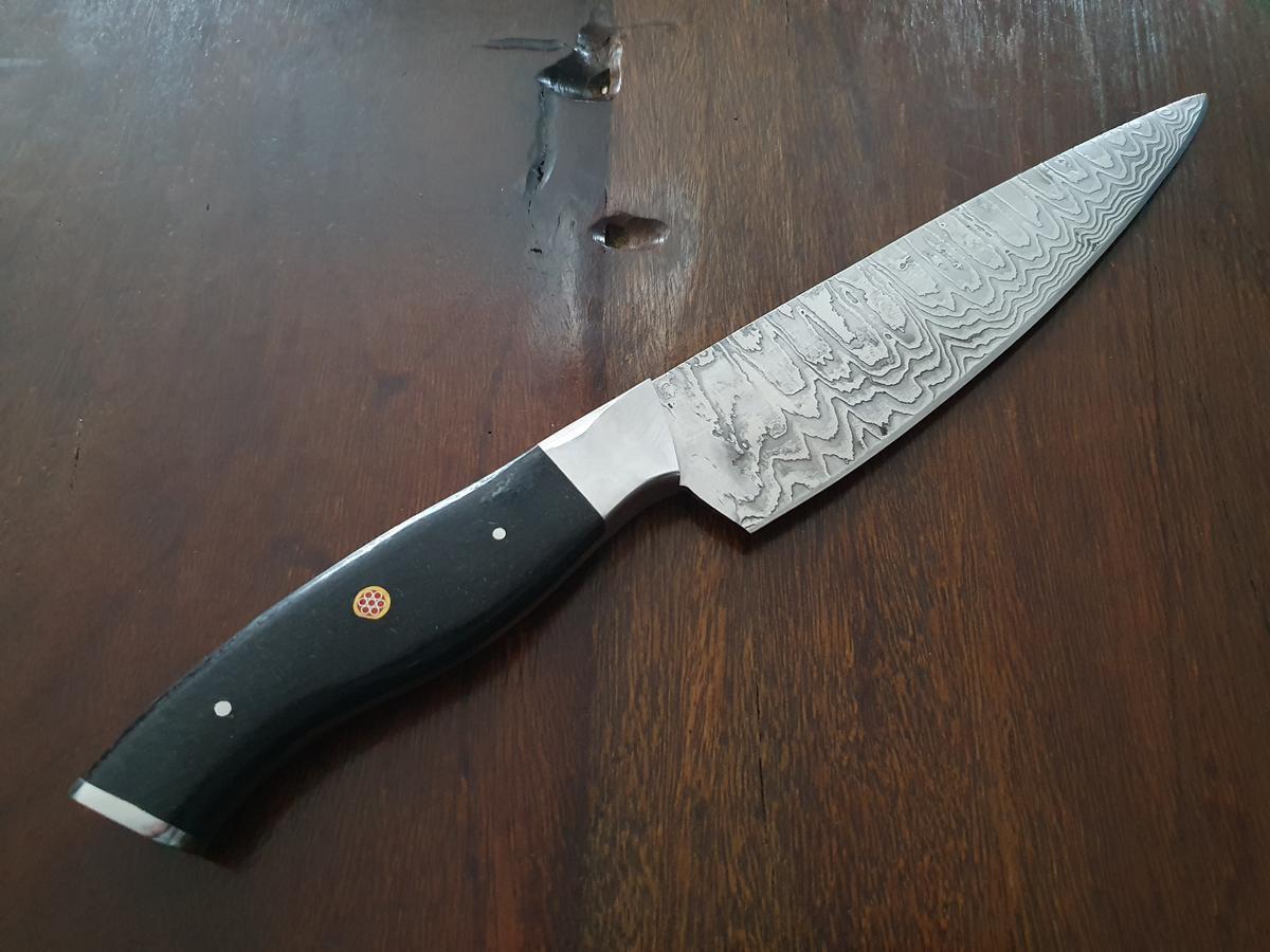 Damast-Kochmesser, Micarta-Griff schwarz, Klinge Damaszener Stahl, rund 150 Lagen, charakteristische, rustikale Schmiedeoberfl&auml;che, Gesamtl&auml;nge 310 mm, Klingenl&auml;nge 185 mm, Klingenst&auml;rke 3mm?d=2026-04-04 09:19:54
