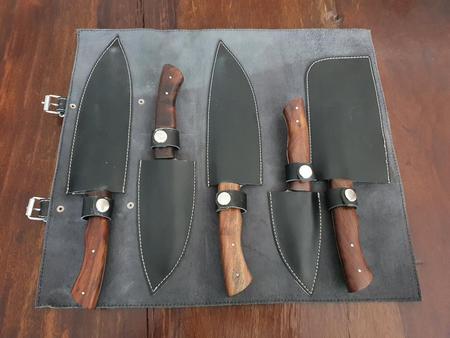 Kochset mit 5 Damast-Messer und schwarzer Lederrolle, Klinge Damaszener Stahl, rund 150 Lagen, charakteristische, rustikale Schmiedeoberfläche, Griff Holz braun, Gesamtlängen 330 | 300 | 290 | 250 | 190 mm, Klingenlängen 200 | 180 | 160 | 130 | 90 mm, Kli Kochset mit 5 Damast-Messer und schwarzer Lederrolle, Klinge Damaszener Stahl, rund 150 Lagen, charakteristische, rustikale Schmiedeoberfläche, Griff Holz braun, Gesamtlängen 330 | 300 | 290 | 250 | 190 mm, Klingenlängen 200 | 180 | 160 | 130 | 90 mm, Kli