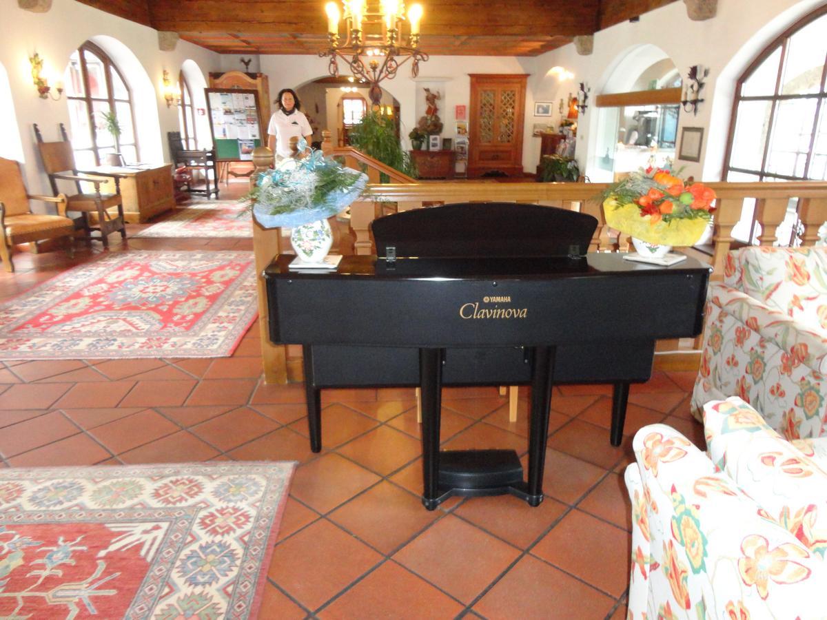 Klavier + Hocker, Modell Yamaha Clavinova, 140 x 55 x 100?d=2026-04-14 22:12:38