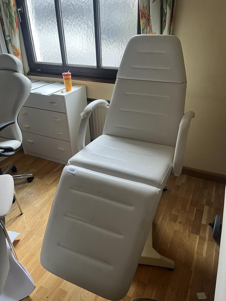 Kosmetik Behandlungsstuhl, Modell Lemi, mechanisch h&ouml;henverstellbar?d=2026-04-15 00:04:50