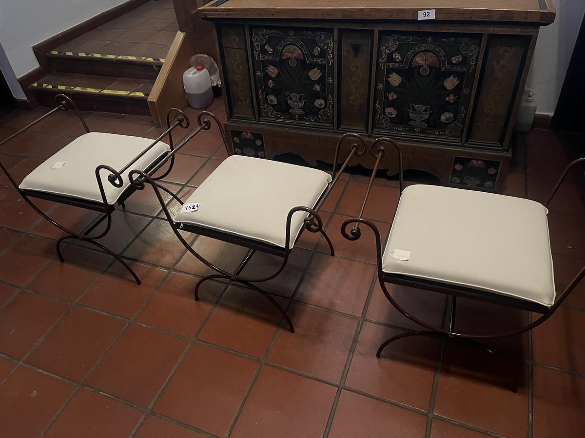 3 Hocker?d=2026-04-15 00:05:31