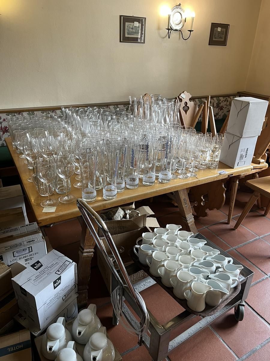 Tisch ca. 130 x 115 x 75?d=2026-04-14 22:19:04