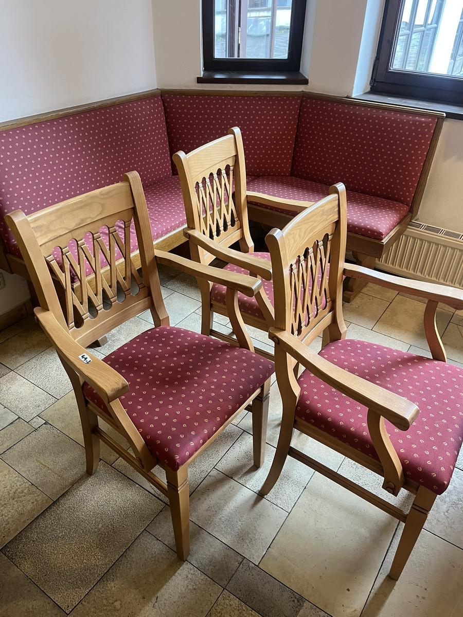 17 Stk. St&uuml;hle ohne Armlehnen, 3 Stk. St&uuml;hle mit Armlehnen?d=2026-04-14 22:12:38