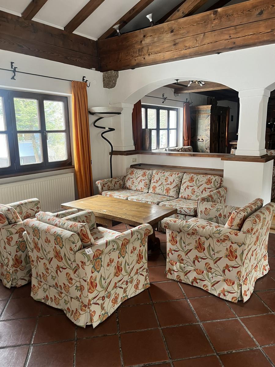 Sitzgruppe bestehend aus 3er Bank, 3 Fauteuils, 1 Tisch?d=2026-04-14 22:19:03