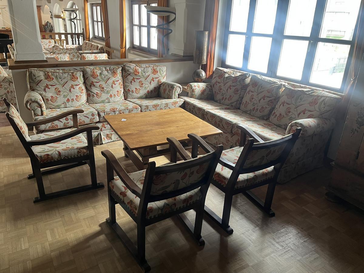 Sitzgruppe bestehend aus 2 x 3er Bank, 3 St&uuml;hle, 1 Tisch?d=2026-04-14 22:12:36