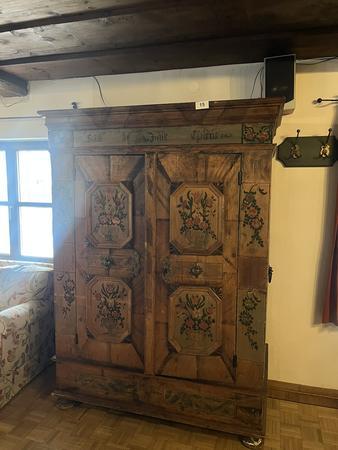 Bauernschrank mt 2 Türen, Eckpolsterverzierung, floral bemalt, Kranz ergänzt, 140 x 70 x 192 Bauernschrank mt 2 Türen, Eckpolsterverzierung, floral bemalt, Kranz ergänzt, 140 x 70 x 192