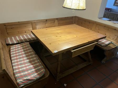 Sitzgruppe bestehend aus: Tisch mit Lade (130 x 100 x 76), Bank U-Form (180 x 275) Sitzgruppe bestehend aus: Tisch mit Lade (130 x 100 x 76), Bank U-Form (180 x 275)