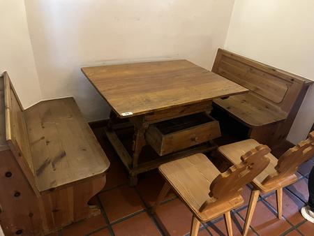 Sitzgruppe bestehend aus: Jogl-Tisch mit Lade (98 x 125 x 80), 2 Stühle, 2 Bänke (ca. 120 x 70) Sitzgruppe bestehend aus: Jogl-Tisch mit Lade (98 x 125 x 80), 2 Stühle, 2 Bänke (ca. 120 x 70)