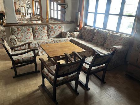 Sitzgruppe bestehend aus 2 x 3er Bank, 3 Stühle, 1 Tisch Sitzgruppe bestehend aus 2 x 3er Bank, 3 Stühle, 1 Tisch