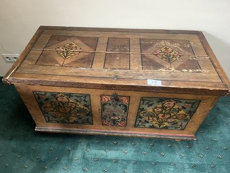 Bauerntruhe - beschädigt, 120 x 60 x 62 Bauerntruhe - beschädigt, 120 x 60 x 62