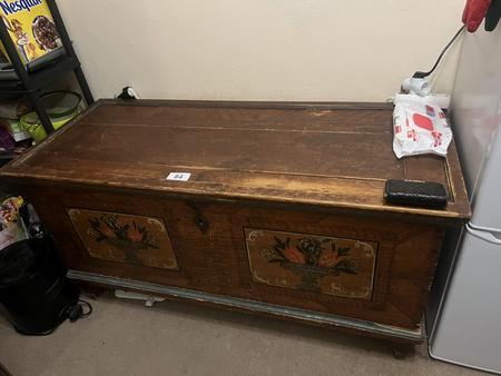 Bauerntruhe, 142 x 60 x 72 Bauerntruhe, 142 x 60 x 72