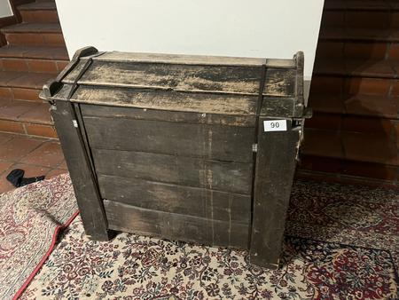 Bauerntruhe, 94 x 63 x 90, Verbindungen gelöst Bauerntruhe, 94 x 63 x 90, Verbindungen gelöst