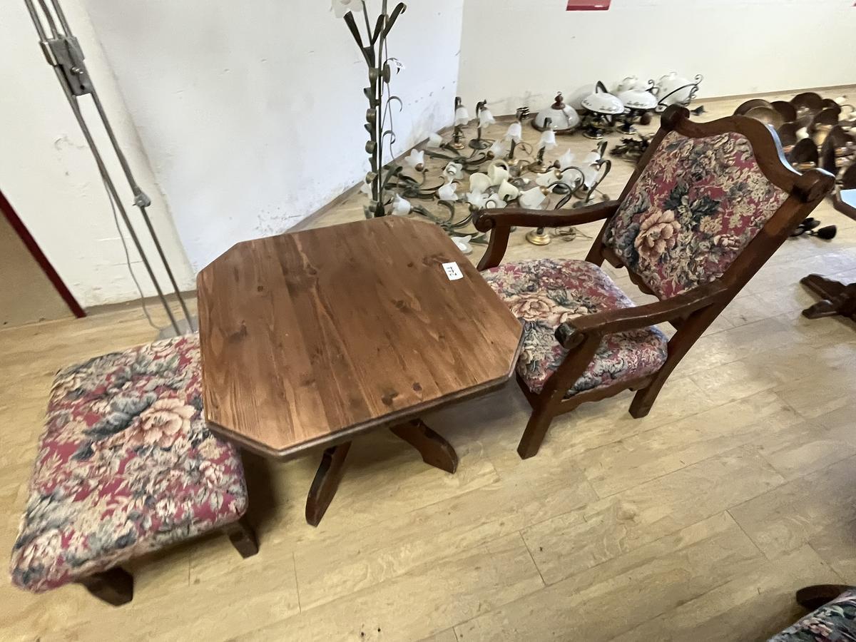 Tischkombination mit einem Stuhl und einem Hocker