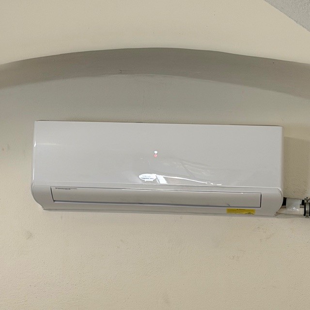 Klimaanlage bestehend aus: wassergek&uuml;hlte Au&szlig;eneinheit Water to Air Multisplit R32 IDRA4-28C, 3 Stk. Wandger&auml;te Sky SKIV-12, 2 Stk. Fernbedienungen?d=2026-04-20 17:50:44