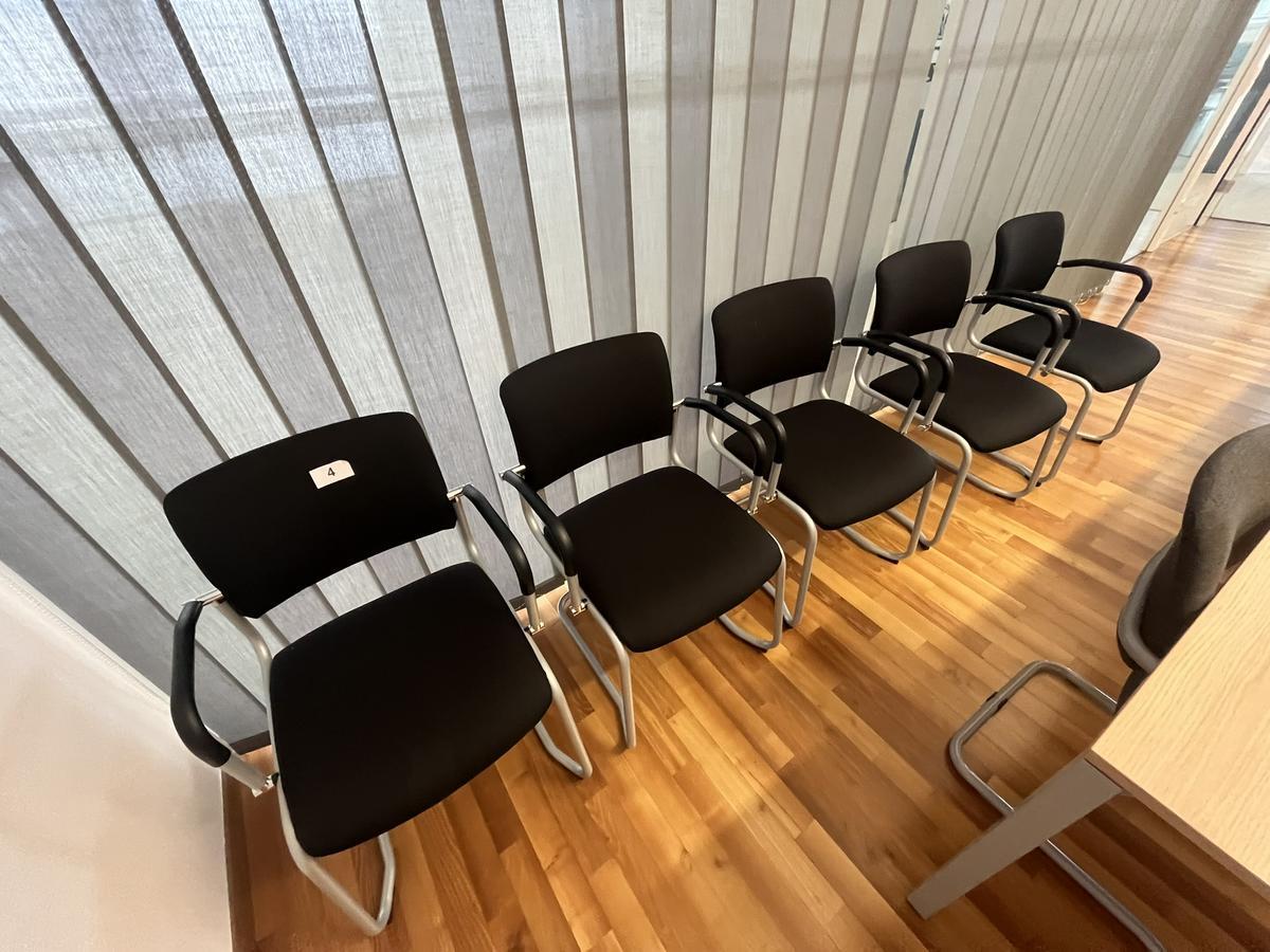 5 St&uuml;ck HALI Besprechungsst&uuml;hle mit Armlehne schwarz?d=2026-04-30 18:03:48