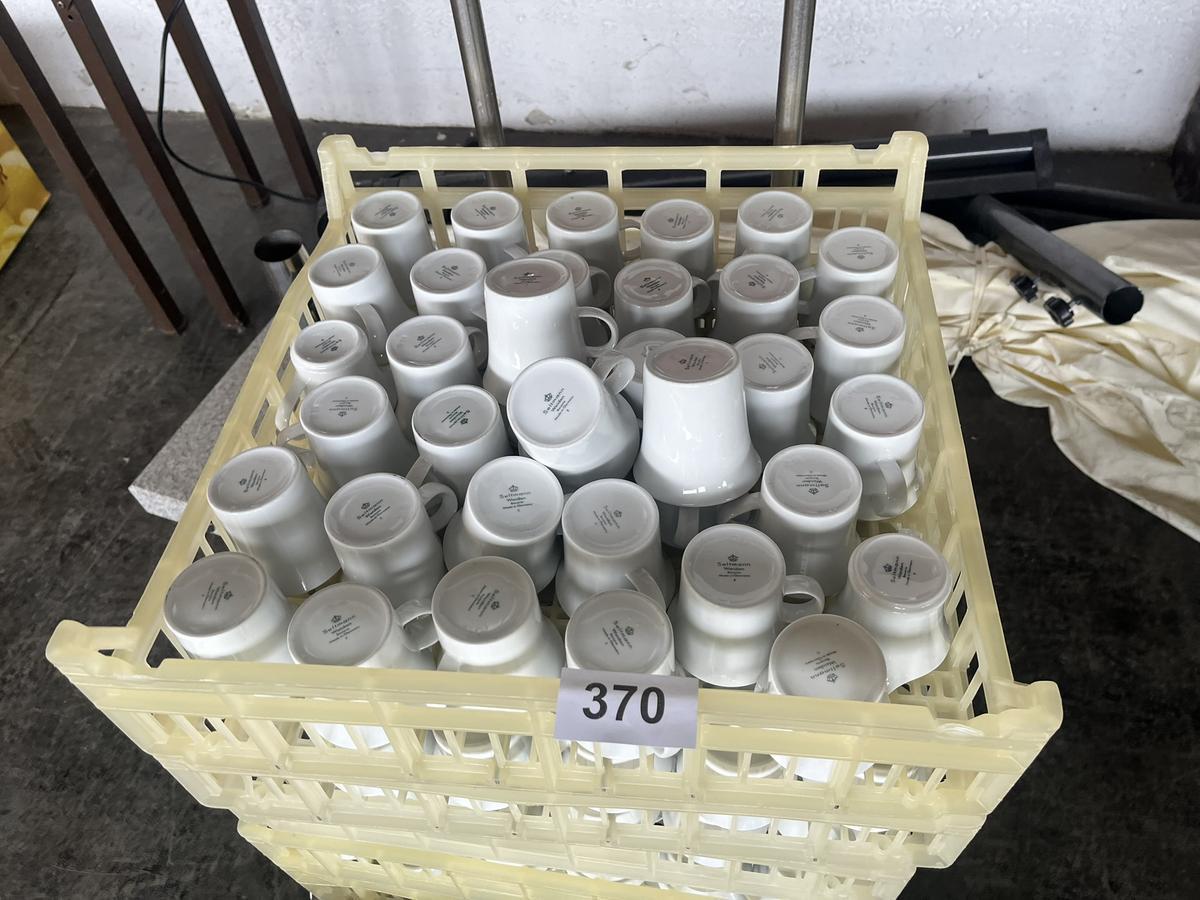 390 teiliges Kaffeegeschirr: 160 Stk.Kaffeetassen neutral mit Untersetzer, 70 Stk.Kaffeekannen neutral