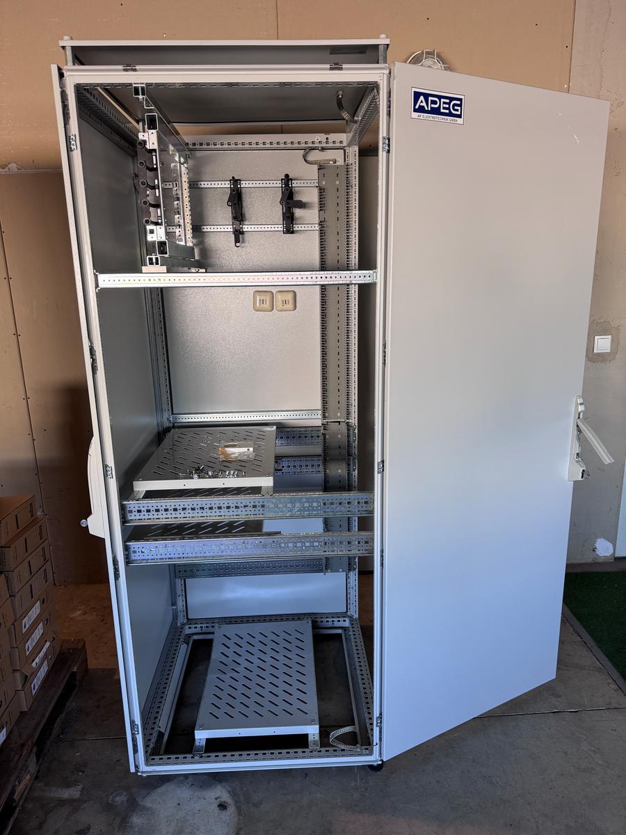 Serverschrank Fabr. APEG,  210 cm hoch, 95 cm tief, 82 cm breit?d=2026-04-30 15:22:14